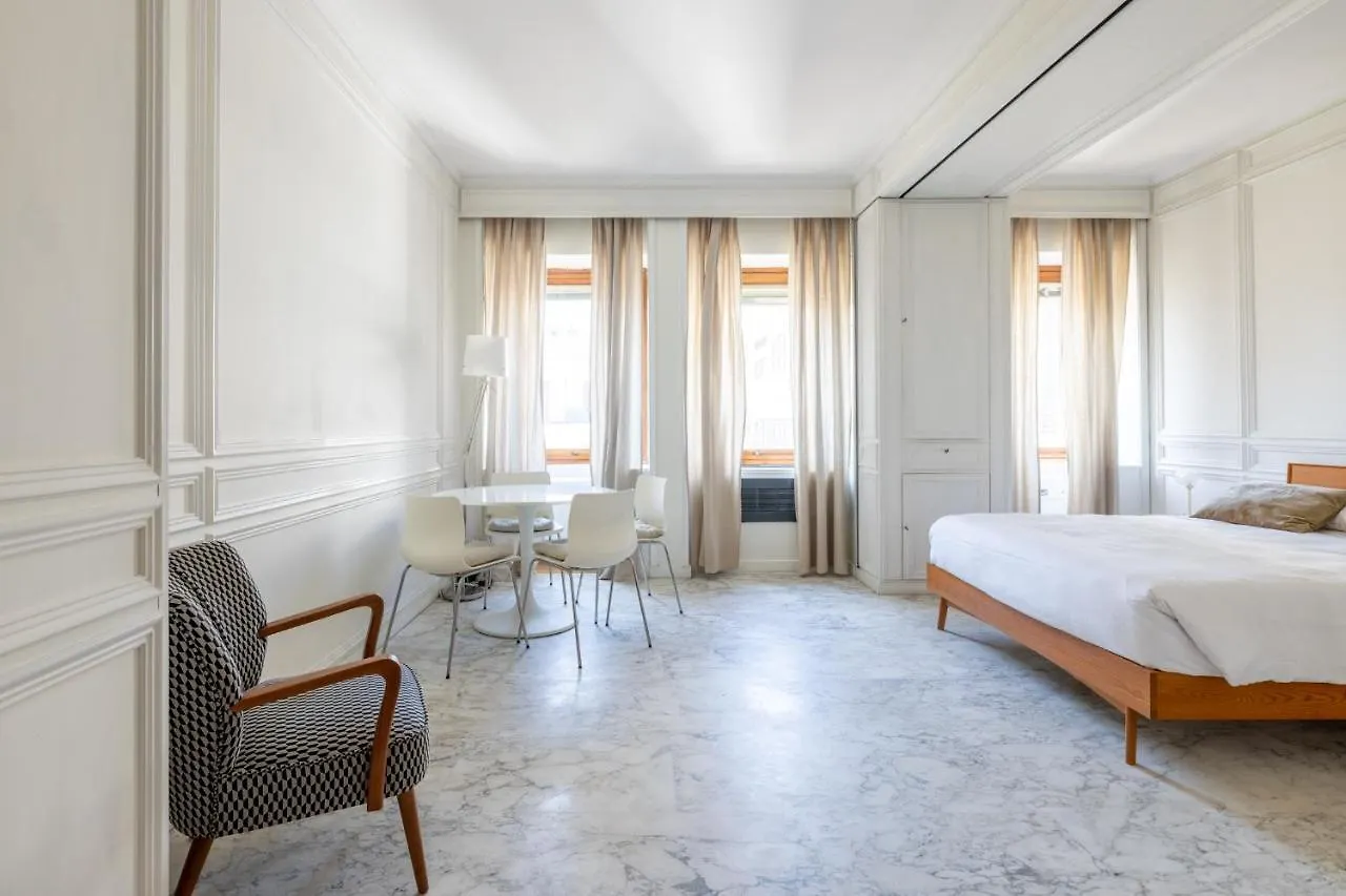 White Suite In Rome Apartment