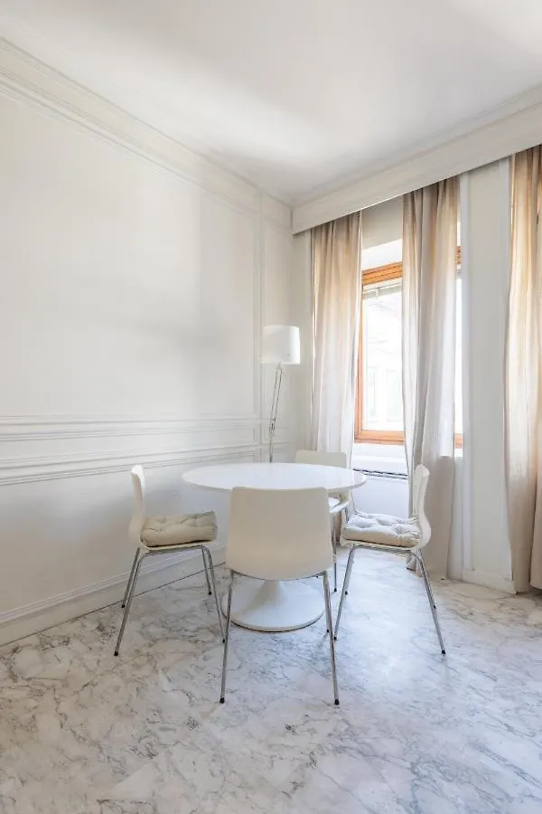 Apartment White Suite In Rome Italy